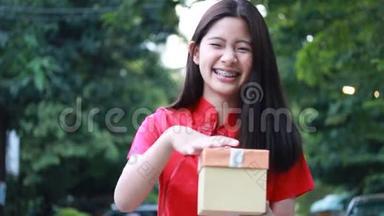 泰国青少年美女穿着<strong>中国服装</strong>，新年快乐，打开盒子礼物，不开心。